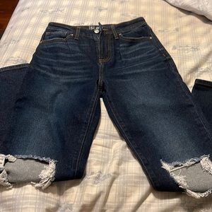 No boundaries high rise dark wash intentionally distressed blue jeans Sz 5